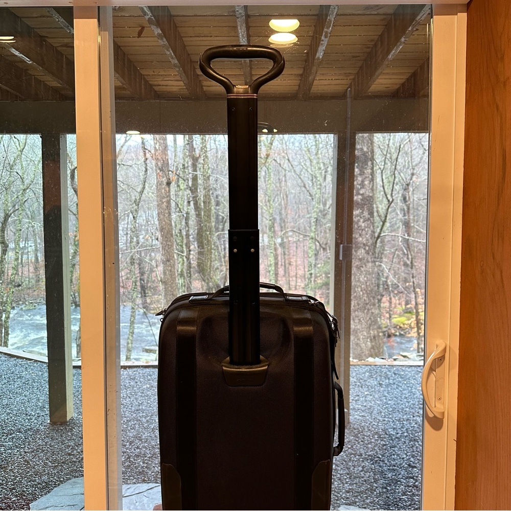 Tumi carry on suitcase - Picture 4 of 8